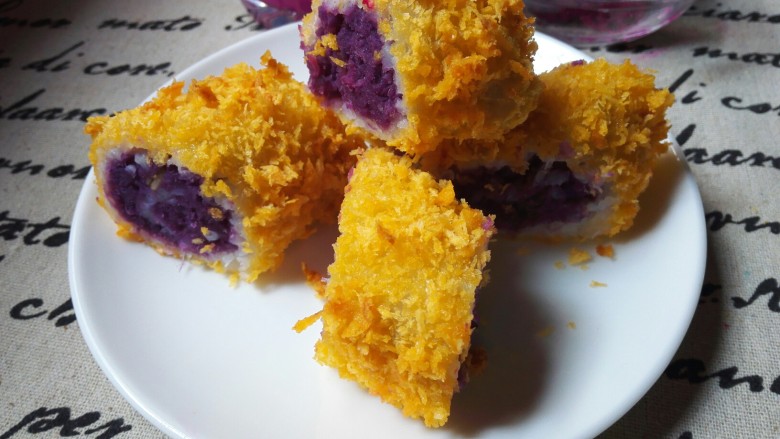 剩米饭紫薯泥卷,装盘。
