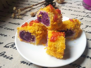 剩米饭紫薯泥卷,挤上适量的番茄酱（看自己喜欢也可以挤沙拉酱）。
