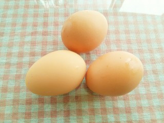 快手美味蒜黄炒鸡蛋,取出新鲜鸡蛋三枚。