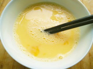快手美味蒜黄炒鸡蛋,搅拌到，出泡泡即可。