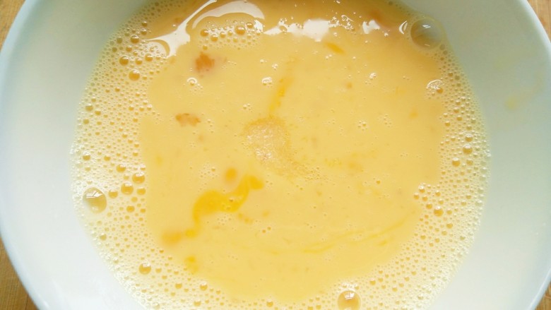 快手美味蒜黄炒鸡蛋,这时，加点盐，然后再搅拌均匀。