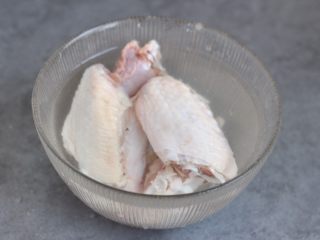 咖喱鸡翅,鸡翅洗净，放冷水中浸泡半小时。