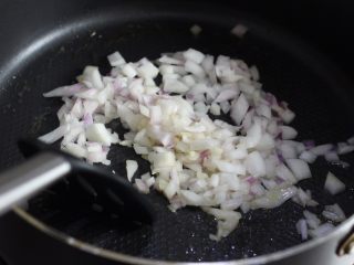 咖喱鸡翅,锅中放入黄油至完全融化，下蒜末、洋葱蒜，煸炒出香味，洋葱变透明。