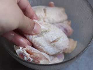 咖喱鸡翅,加胡椒粉、盐、料酒腌制鸡翅，用手按摩片刻，腌制30分钟。