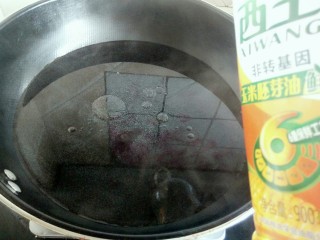 孜然土豆片,锅中加水烧开，加入2克食用油。
