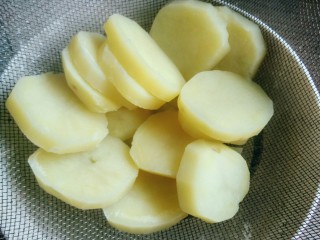 孜然土豆片,将土豆捞出，放漏勺上沥干水份。