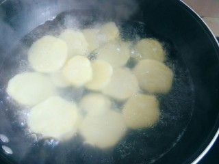 孜然土豆片,7～8分钟后，土豆煮熟了。