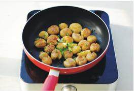 香煎椒盐小土豆,撒上葱花混合翻匀即可。