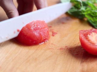 茄汁黄豆,番茄底部划十字，放入沸水中烫去皮，切成小块。