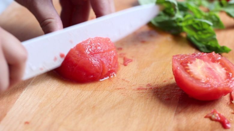 茄汁黄豆,<a style='color:red;display:inline-block;' href='/shicai/ 59'>番茄</a>底部划十字，放入沸水中烫去皮，切成小块。
