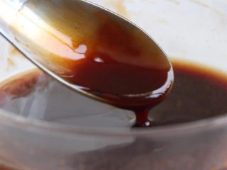 茄汁黄豆,放入碗中搅匀备用。