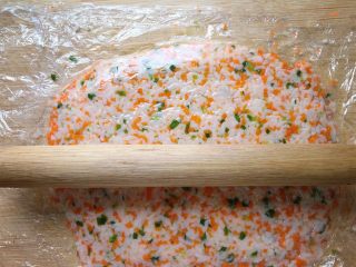 香煎米饼～,用擀面杖将米饭压实擀平，不要擀的太薄，稍微厚点好塑形
