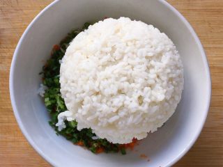 香煎米饼～,将剩米饭也倒入大碗中