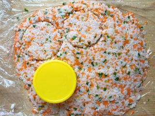 香煎米饼～,取一圆形模具，在水中蘸湿（容易脱模），放在擀好的米饭上，轻轻压出圆形