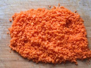 香煎米饼～,红萝卜去皮洗净剁碎备用。