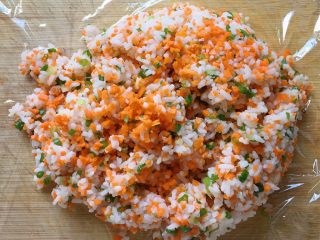 香煎米饼～,取一张保鲜膜放在菜板上，将拌好的米饭倒在保鲜膜上