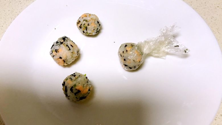 三文鱼紫菜饭团,把保鲜膜提起来捏紧，饭团做好了