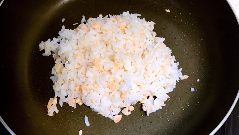 三文鱼紫菜饭团,加入米饭拌匀