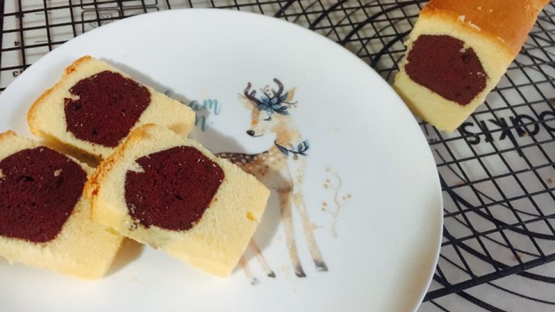 红丝绒可可夹心香草磅蛋糕
（无泡打粉版）,拿出切片食用。