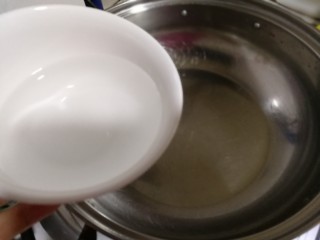 苦菇娘果酱,锅里加大半碗水。
