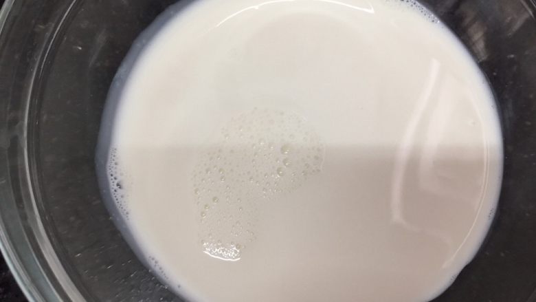 奥利奥紫薯奶热饮,在一个大碗里倒入牛奶