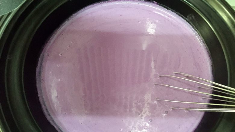 奥利奥紫薯奶热饮,一边煮一边搅拌