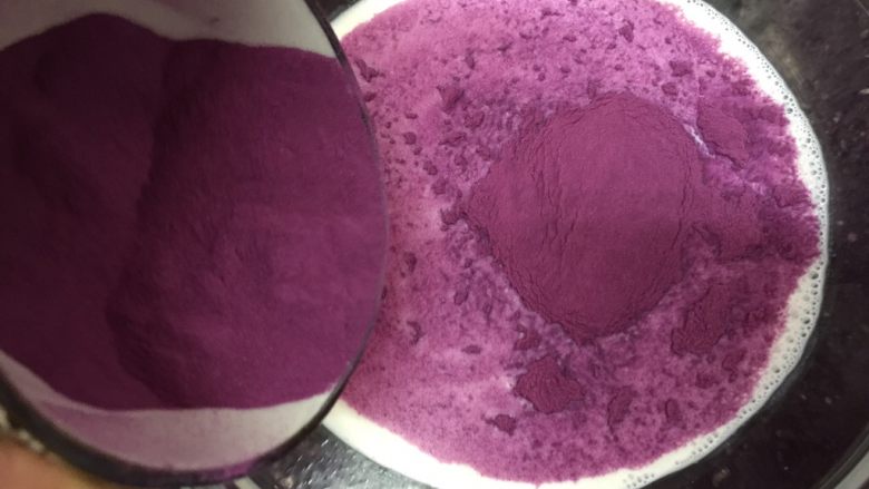 奥利奥紫薯奶热饮,加入紫薯粉