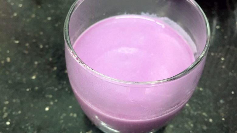 奥利奥紫薯奶热饮,先装半杯至3/5杯满