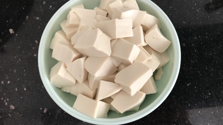 剁椒蒸豆腐～15分钟快手菜,豆腐切小块