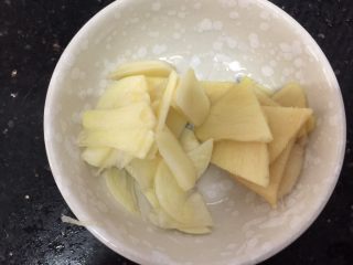 栗子焖排骨,蒜头和姜都切成薄片
