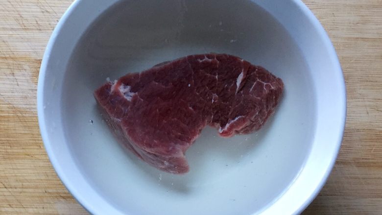 板栗牛肉粥～,将新鲜牛肉在清水中浸泡半小时，泡去血水。