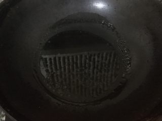 老北京炸酱面片,锅中倒入适量色拉油烧热。
