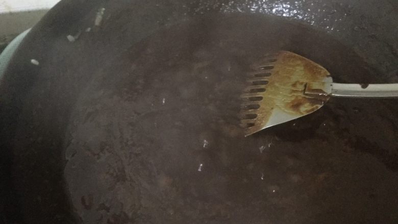 老北京炸酱面片,一直搅拌以防糊锅，这最后一道序是关健，要熬出香味浓稠即可。