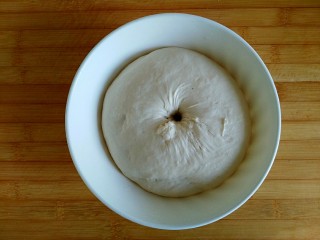 奶香油酥核桃饼,这是发酵好的样子——如图
 用手指沾干粉插入面团，面团不回缩不塌陷即发酵完成