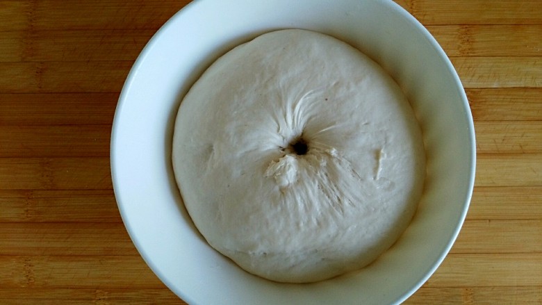 奶香油酥核桃饼,这是发酵好的样子——如图
 用手指沾干粉插入面团，面团不回缩不塌陷即发酵完成