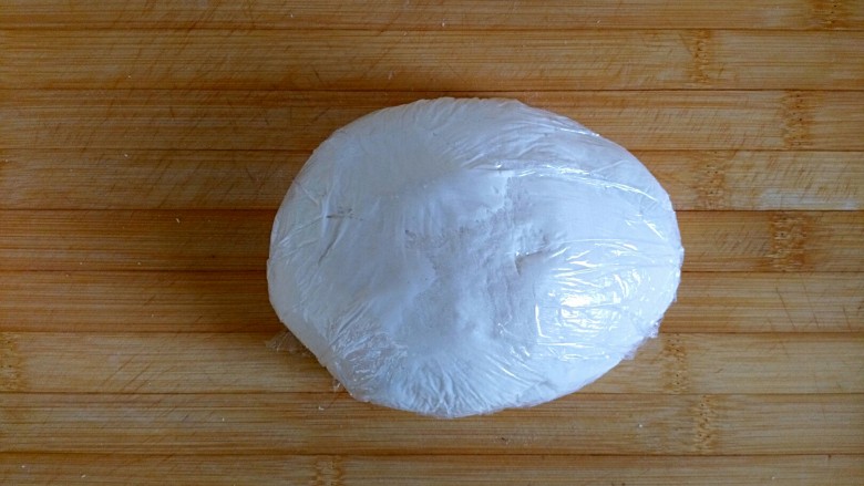 奶香油酥核桃饼,将发酵好的面团加少许干粉揉光滑，盖保鲜膜松弛5分钟