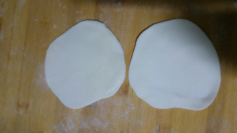 嫩牛肉卷饼,取两个擀成差不多的大小，其中一片抹油，盖在一起