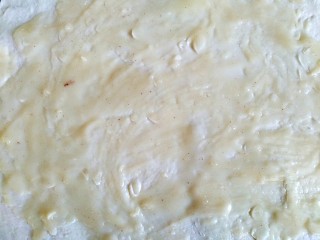 奶香油酥核桃饼,将放凉的油酥均匀涂抹在面皮上