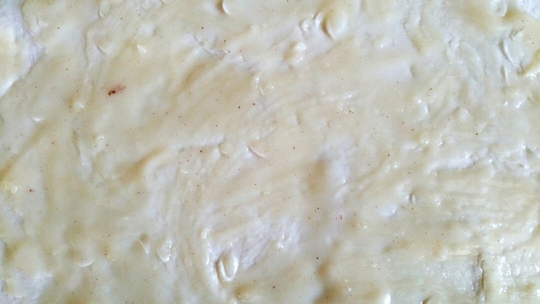 奶香油酥核桃饼,将放凉的油酥均匀涂抹在面皮上