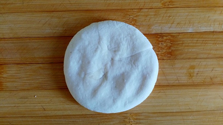 奶香油酥核桃饼,一份为例
取一份面团用手压扁或擀面杖轻轻擀扁