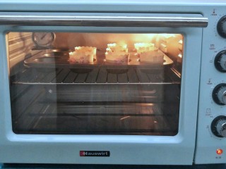 岩溶蛋糕,预热烤箱220°后，中层上下火8分钟，具体烘烤温度时间根据实际情况操作，注意观察，只要蛋糕中间鼓起来就表示好了，不要烘烤过度不然就没有熔岩的效果了