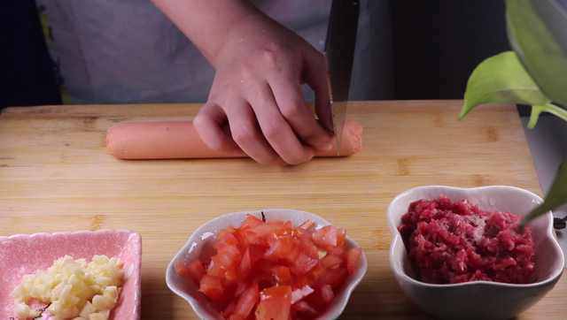 教你一个拌面的新吃法，口感爽滑劲道,用刀子将火腿切成厚一点的片状备用。