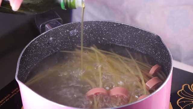 教你一个拌面的新吃法，口感爽滑劲道,等意面烫软至全部浸泡在水中时，加入一小勺的盐、一小勺的橄榄油一同煮。
