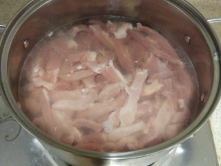 香辣猪肉干,放入锅内，加清水