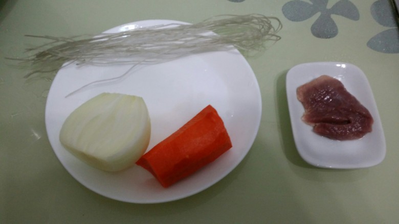 辅食：拌地瓜粉,先准备好食材。