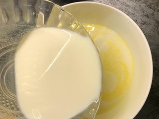 榴莲千层 ,加入纯牛奶搅拌均匀