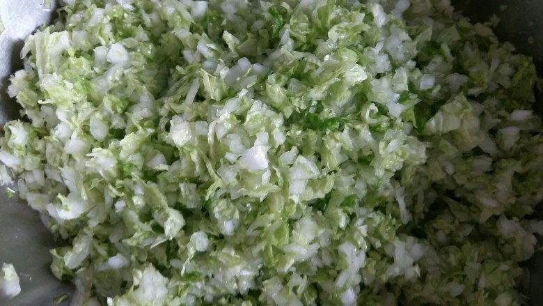 冰花煎饺,切碎的白菜上面撒少许盐，盐压一会白菜就会出水。