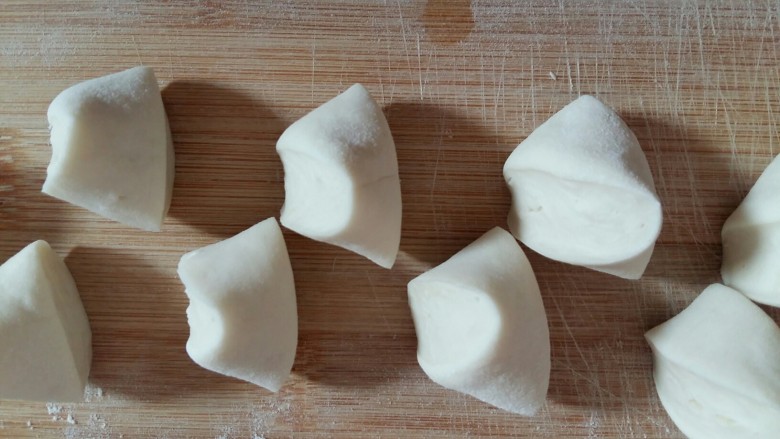 冰花煎饺,取一小块面团搓成粗细均匀的长条，切成大小均匀的小块。