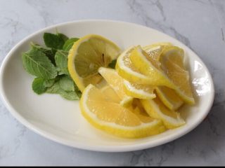 柠檬薄荷鸡丝,薄荷捞出洗净，柠檬片放入盘中备用。