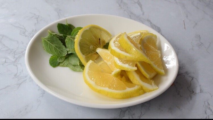 柠檬薄荷鸡丝,薄荷捞出洗净，柠檬片放入盘中备用。